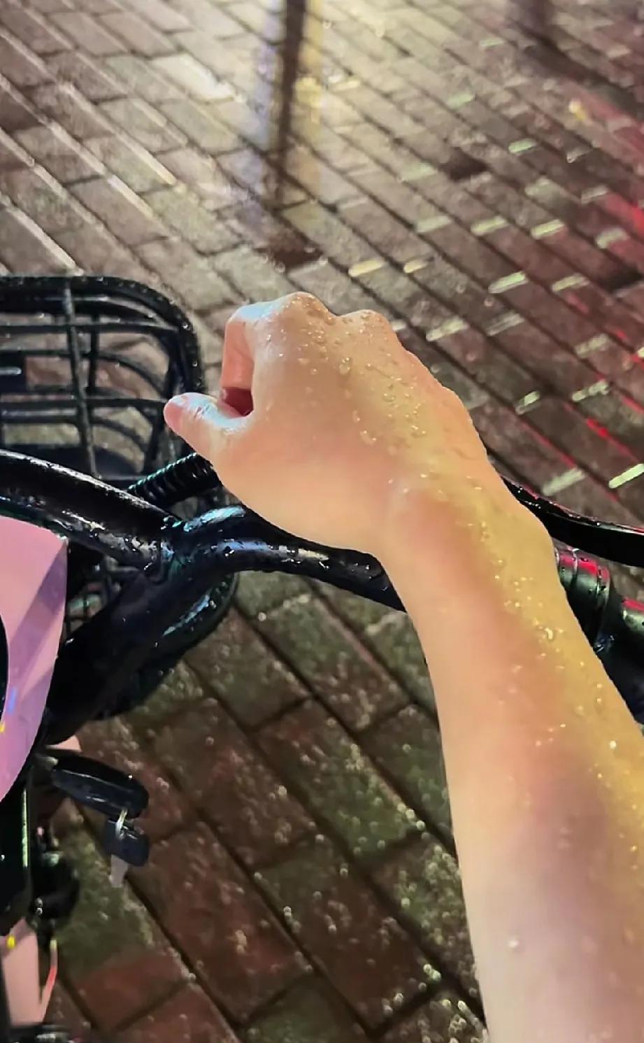 女生不要那么矫情，要么自已带伞，要么淋雨走，大不了洗个热水澡而已！能自已解决的事