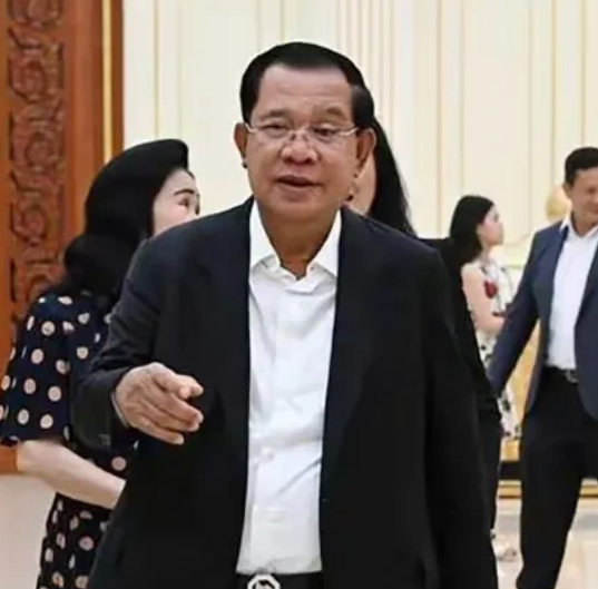 突然，从两国交兵，变成了三国演义！柬埔寨胆太肥了，越境进入老挝，发生交火。东南亚