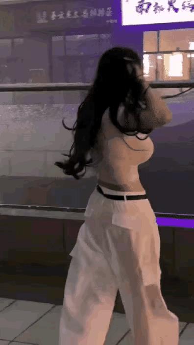 做为一个大美女，开心的时候淋淋雨也是很正常的嘛。[马思纯的微笑]
#高清美女#