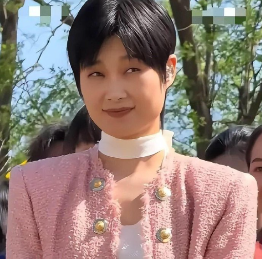 李宇春活动造型引热议，白丝带粉衣添“女人味”，却遭调侃“姨味足”还撞脸佟大为，4