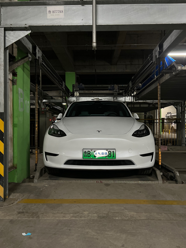 Model y 这个车是真的宽，而且轮胎是向外突出来一点的，家里是这种老式机械车