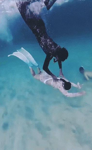 潜水教练是在抢劫还是谋杀？这个视频真的太恐怖了，是不是女的还价了导致教练不爽？潜