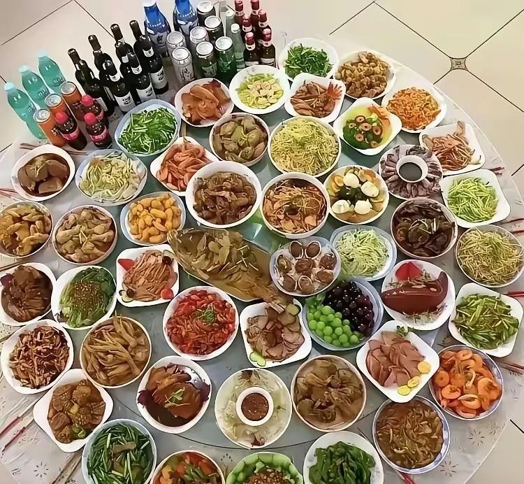 你能看出来这是北方的晚宴，还是南方的晚宴？看着就像是北方的，因为啤酒饮料很多呀，