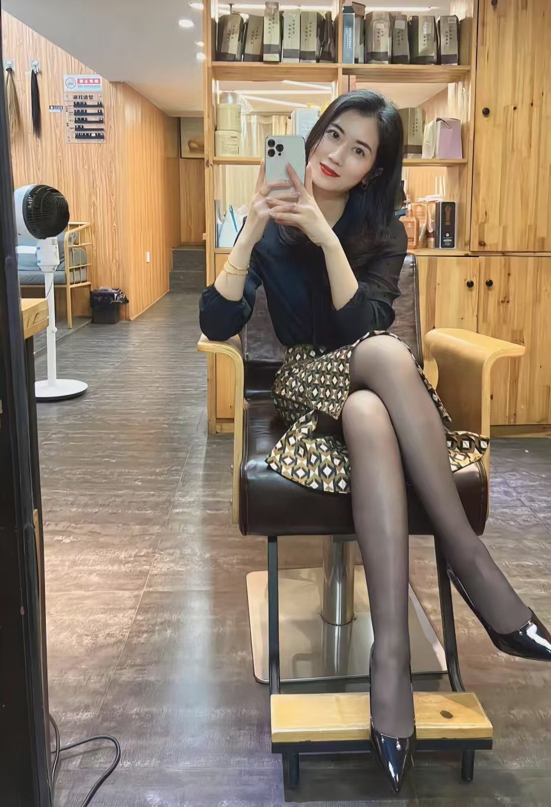 只是简单做了个发型，就被好多人搭讪。这么久单身是发型问题？还是穿着原因？百思不得