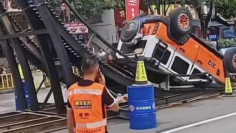 北汽制造回应212翻车：A柱不存在问题，事故属极端局部冲击