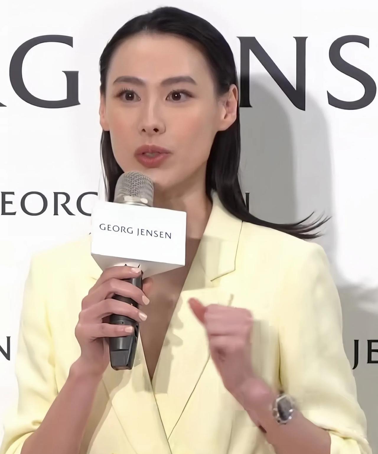 梁洛施久违亮相，青春依旧
梁洛施久违亮相，36岁的她依然青春靓丽，状态气质出众。