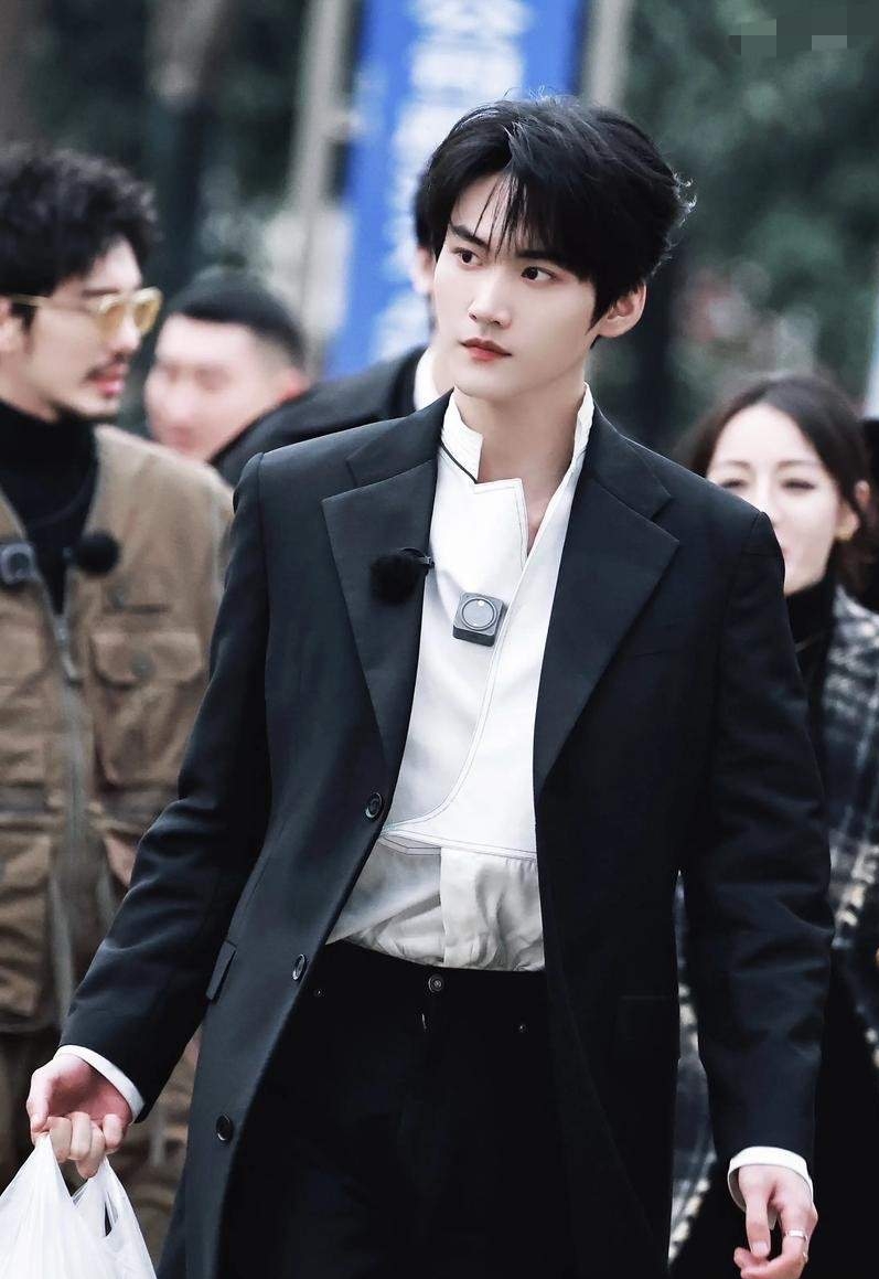 周柯宇爆火，
是偶然也是必然。
他真的是宝藏男孩！
外形条件绝对上乘！
会唱跳，