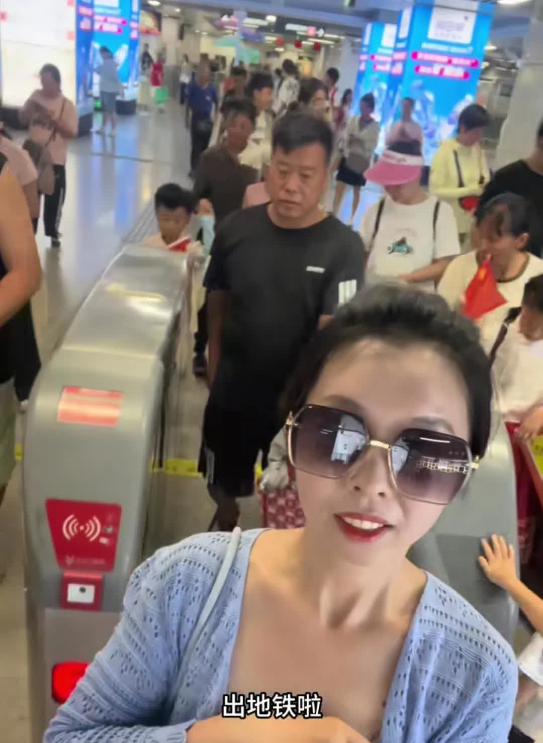 谁说田静没有教养？一个动作就可以看出她是一个很有教养的人。

近日，郭威田静