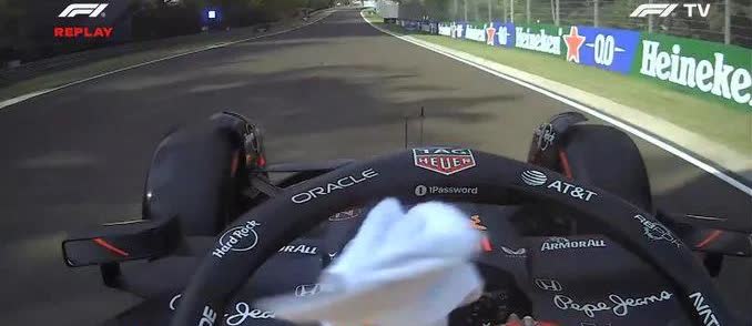 🏎真开上道具赛了？
匈牙利大奖赛二练中，维斯塔潘从车里摸出一条毛巾（疑似），