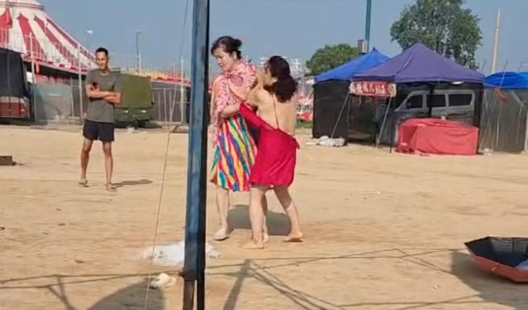 沙滩骂街后的思索
今日要详述的是今年夏天发生的事。
沙滩上，一位小伙与带着天津口