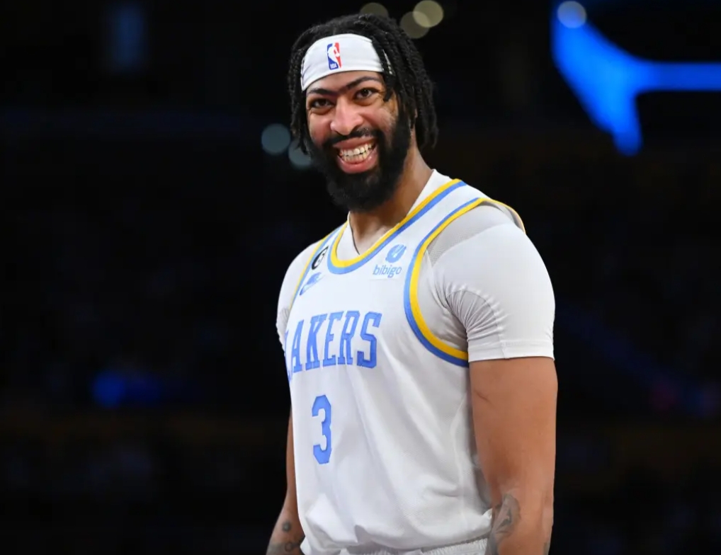 浓眉这时候提要顶薪续约，就是不想让独行侠在交易自己中有好收益
很显然了，浓眉现在