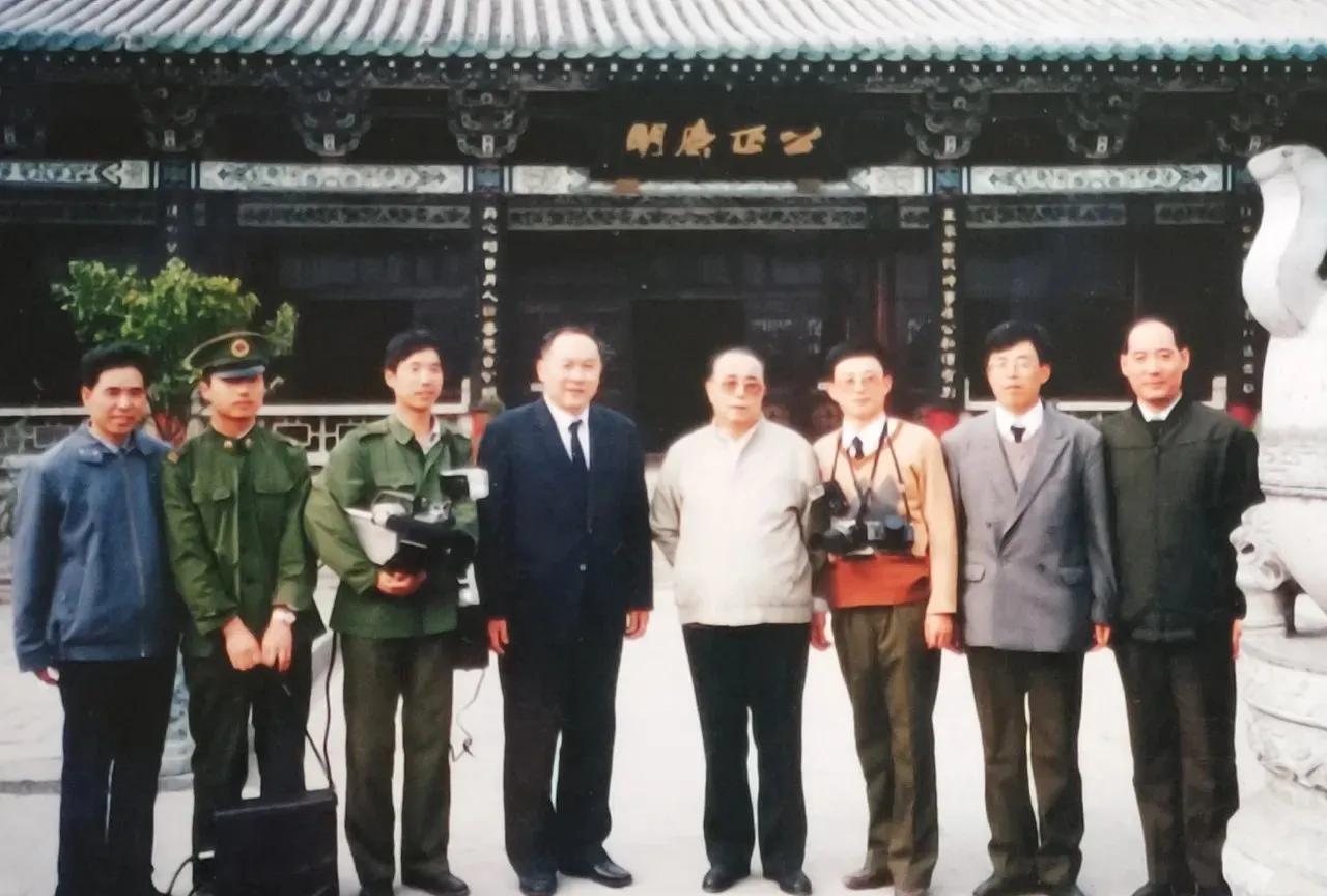 1989年4月，杨白冰来到驻开封视察工作。并在梁光烈少将的陪同下，前往开封市包公