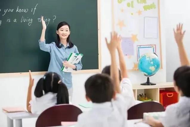     校长带着新来的王老师到一年级上课。
    王老师在黑板上写了“被子”二