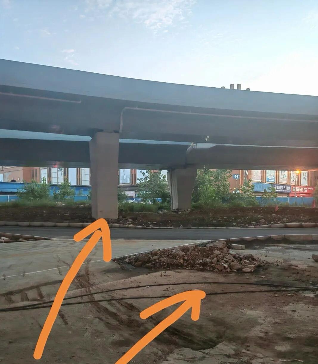 武汉城事！
近日有网友反映：请问武大高速汉口北互通地面修复工程为何施工如此慢，到