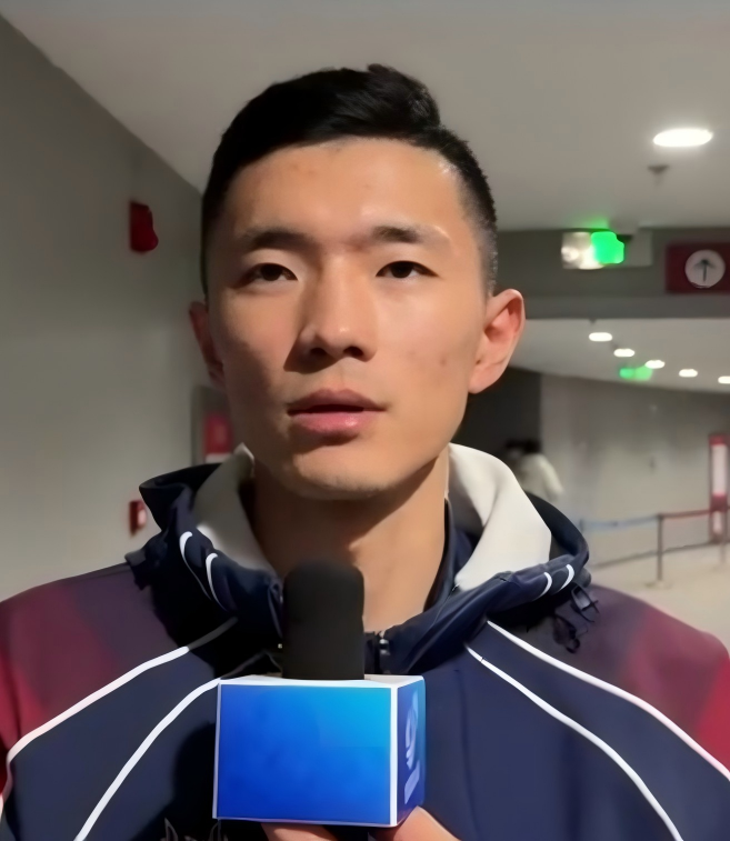 CBA常规赛激战正酣，山东高速男篮坐镇临沂主场迎战四川男篮。经过四节紧张激烈的鏖