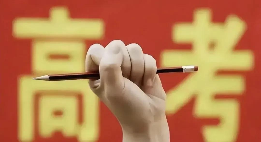 2000年，375万人参加高考，
2005年，877万人参加高考，
2010年，