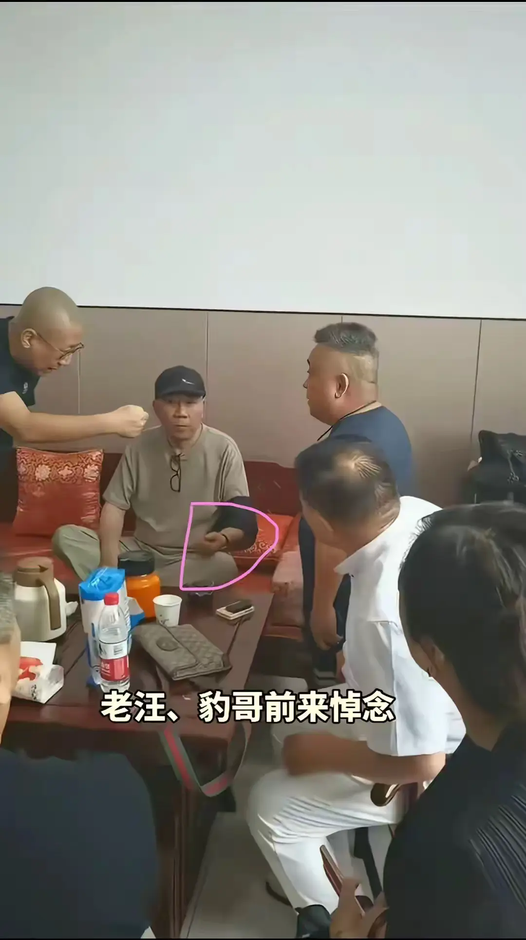父亲杨少华走了，
儿子杨议不在大堂待客我理解，
不跪着谢礼我也能理解，

但是在
