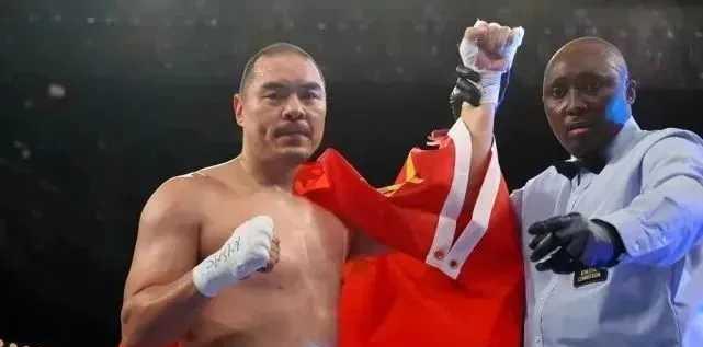 他42岁一拳KO世界拳王，却被队友跑路坑到退役
帕克爽约那天，张志磊抱着金腰带在
