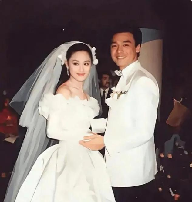 1988年，钟镇涛花300万为章小蕙打造世纪婚礼，并说：女人就是用来宠的。”没想