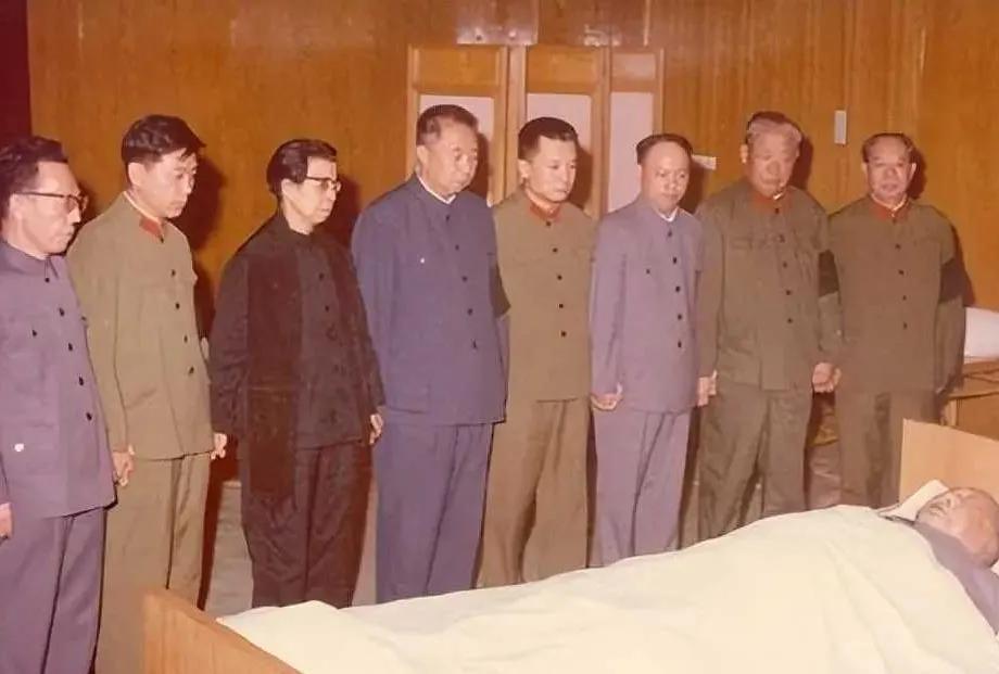 这张照片非常珍贵！是毛主席1976年9月9日凌晨去世后拍下的一张照片。伟大的毛主