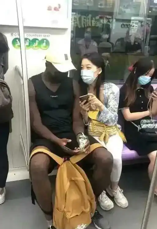 你会加黑人微信吗？
地铁上看到，该女士主动要求外籍人士加微信，语言不通，皮肤不同