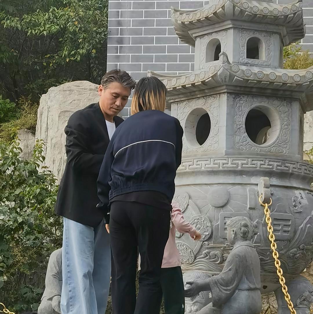 李乃文和老婆女儿到大孤山游玩，夫妻俩都做了挑染发型，看起来很时尚。李乃文的身材很