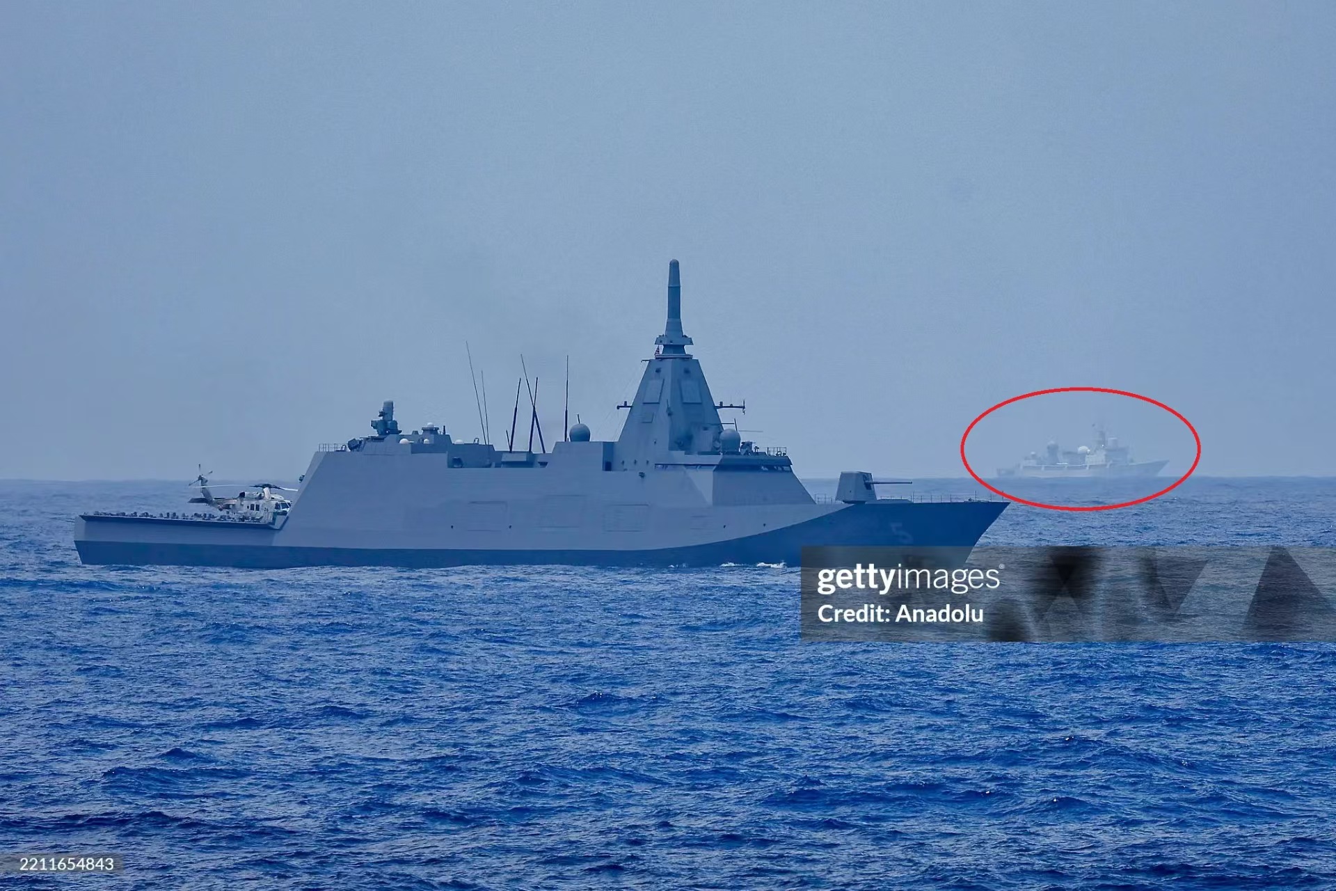 “海上街溜子”815A电子侦察船、054A型卫舰，近距离监视美菲“肩并肩”联合演