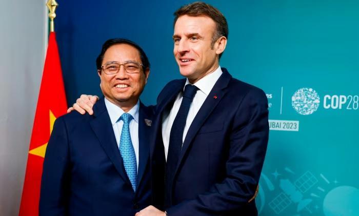 马克龙觉得机会来了，要让法国替代中美，宣布同时针对中美：美国一直在施压，中国也越