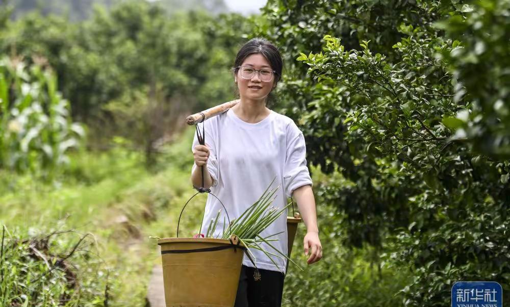 扁担女孩-刘燕在县城的一家餐馆，找到了一份时薪12元的暑假工工作！
有网友表示：