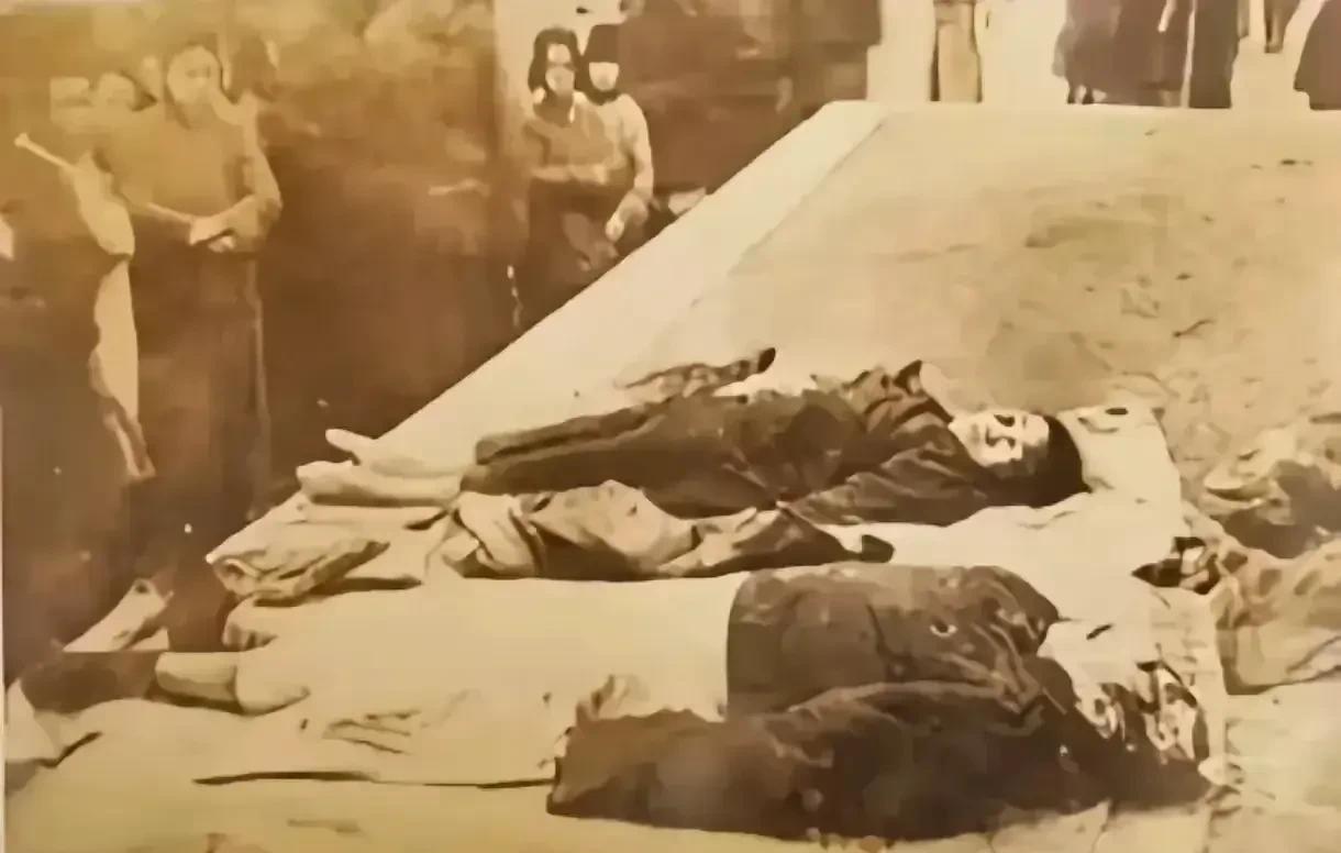 这张1925年的老照片，记录了郭松龄夫妇兵败后被暴尸沈阳小河沿的凄惨一幕。夫人韩