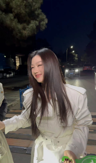 单依纯在上班路透中被问到“上班开心吗”“对舞台有信心吗”等问题时，全程举绿牌回答