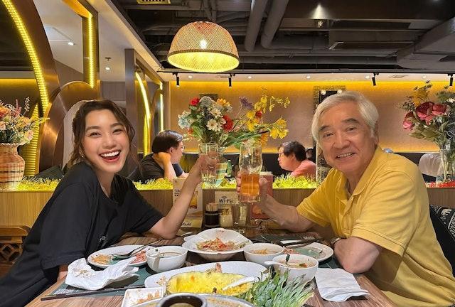秦沛80岁大寿简单同家人庆祝，举哑铃拍照老当益壮！
演艺界前辈秦沛，近日迎来了8