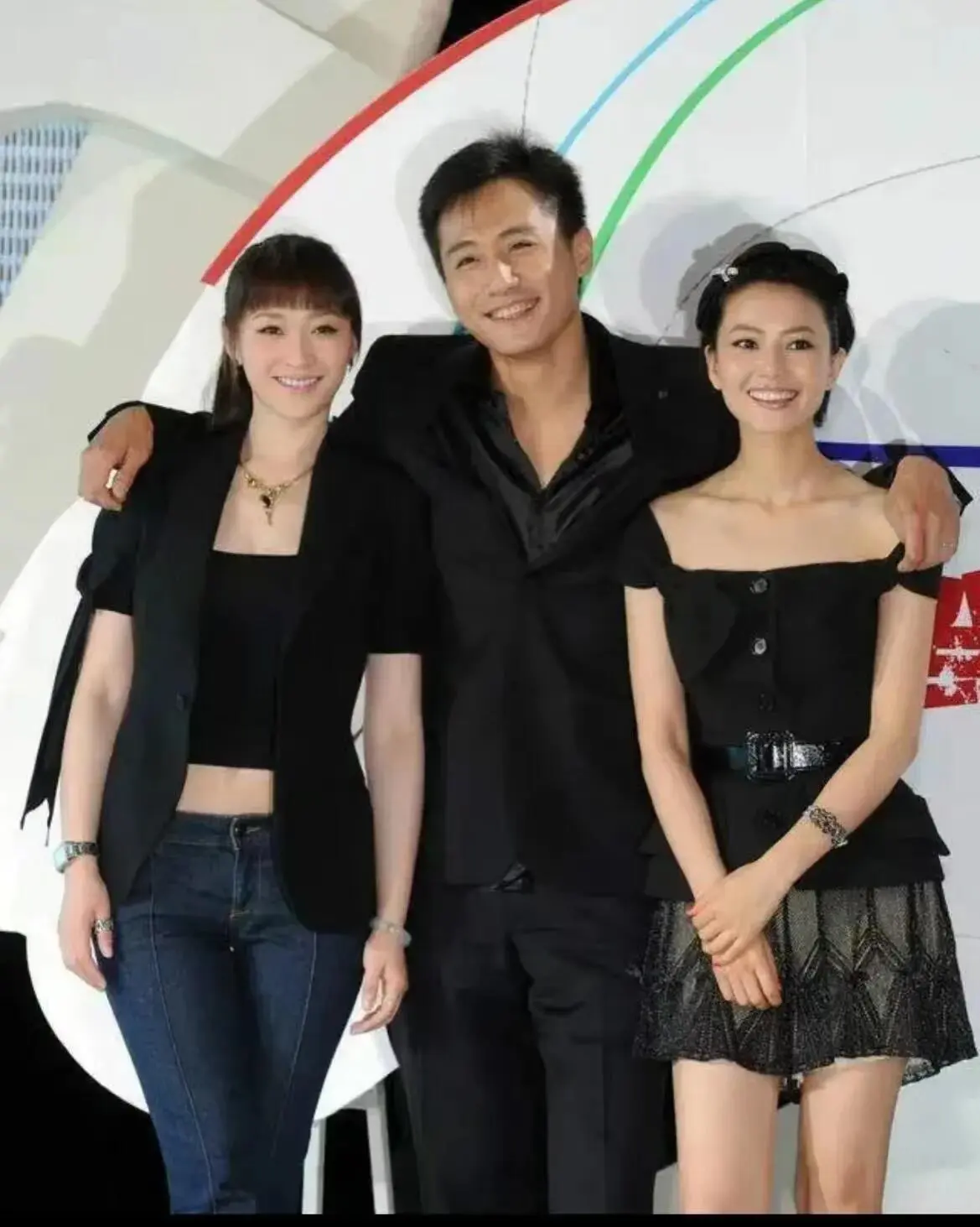 看左边是谁？我第一次看电影就是她主演的 ​​​