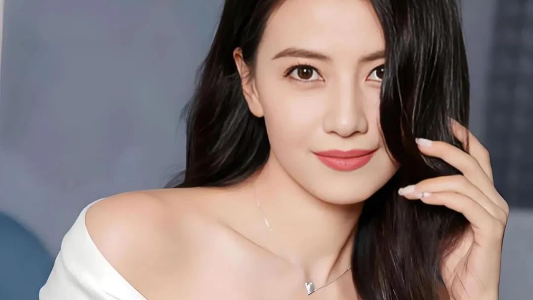 45 岁高圆圆胖 10 斤竟艳压全场，凭啥还美上热搜？