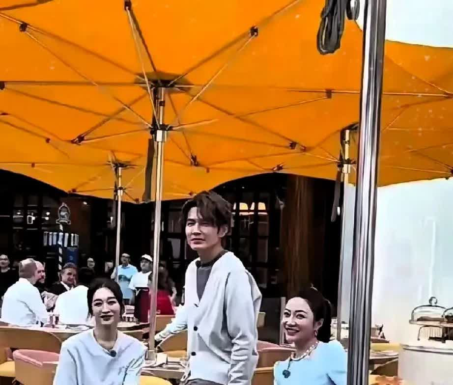 李小冉和钟汉良在澳门美狮美高梅偶遇，两人男帅女美，状态非常好。李小冉已经48岁，