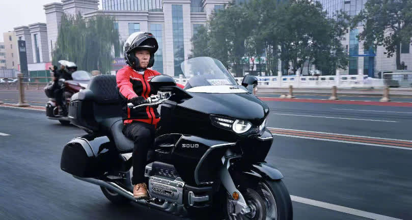 魏建军真是厉害，第三批八缸摩托车一推出，200台又全卖光了。加上之前的288台和