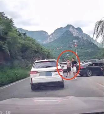 奥迪车主强行加塞不成竟拦车辱骂！嚣张行为全被行车记录仪拍下
8月5日，山西省陵川