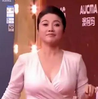 五十岁的颜丙燕还是这么的漂亮，这样看着就不像有五十岁，保养的太好了。