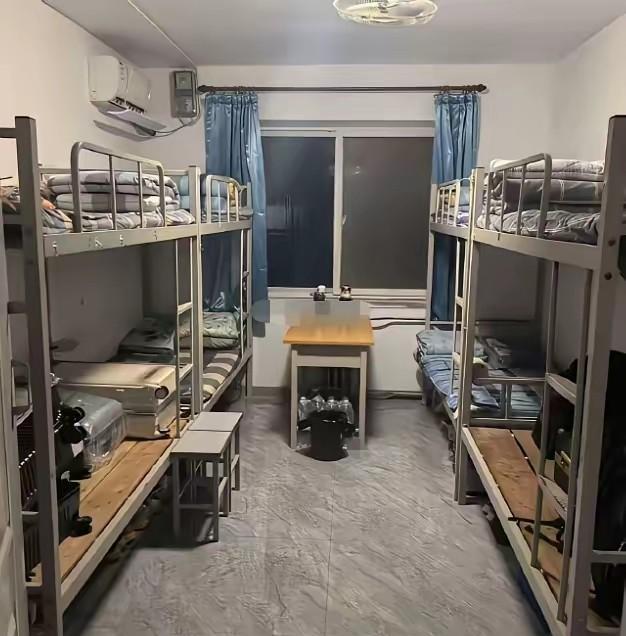 你能看出来，这是大学的宿舍，还是高中的宿舍？是在南方还是在北方？我怎么感觉是在北