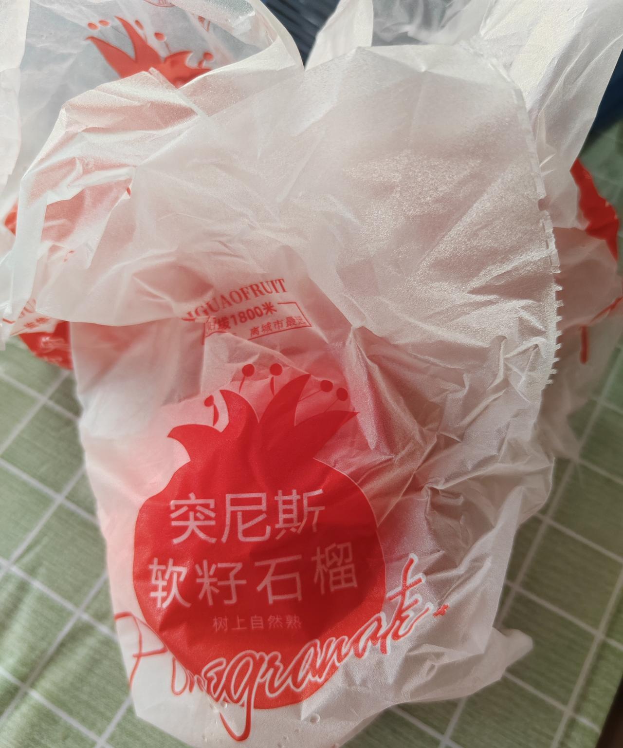 中秋前后，湖南衡阳满大街都是卖石榴的。
这种大面积在北方生长的水果这几年在衡阳，
