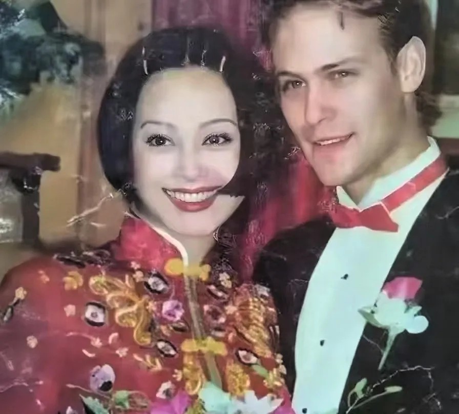 宁静默认炒作和汪峰的牵手，已把婚姻看透，不适合宁静。宁静直播间挑明：汪峰不白嫩、