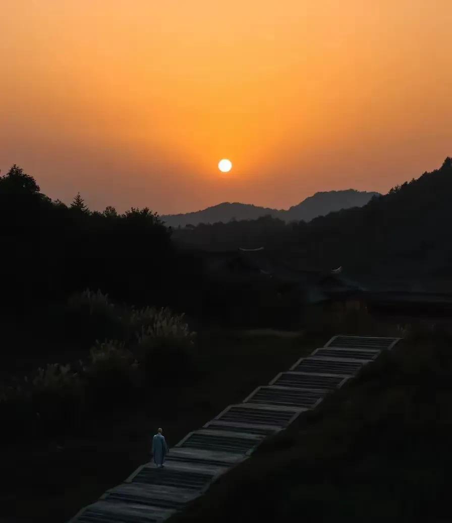 人生如白驹之过隙，忽然而已。
小时候课本里讲，一寸光阴一寸金，寸金难买寸光阴，老