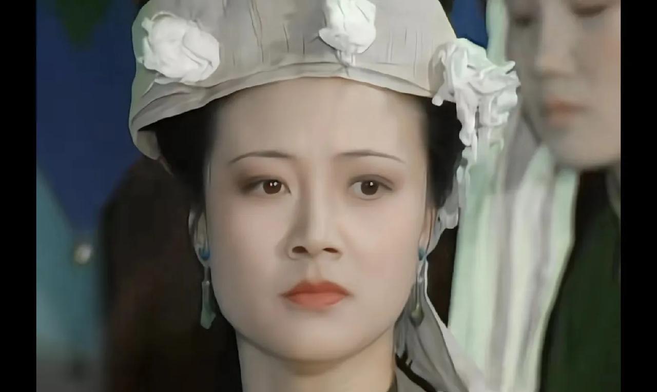看《红楼梦》的时候，好多人都觉得尤氏比不上王熙凤，可事实真的如此吗？在我看来，尤