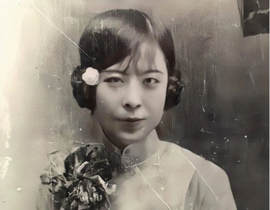 1940年，于凤至乳房溃烂严重，张学良申请让妻子去美国治病，戴笠汇报蒋介石后同意