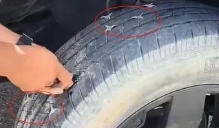 这种人太恶毒了啊，在道路上撒三角钉。
开车最怕什么？我觉得是除了刹车就是爆胎，汽