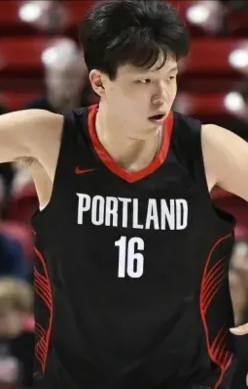 状元始终是状元，杨瀚森还真的比不了……
NBA夏季联赛第二场，独行侠对阵马刺，弗
