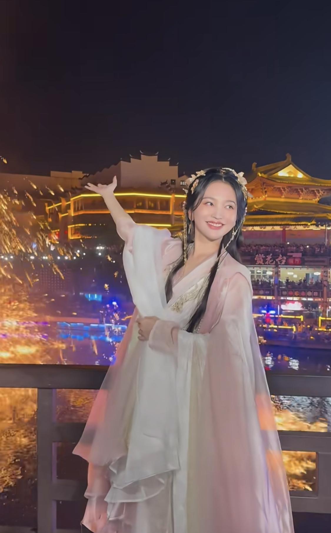 金莎在太湖古镇商演，古镇的门票60元。
金莎商演唱三首歌的价格是15-30万元，