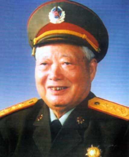 1950年，解放海南时，韩先楚焦急地看着118师的指战员：“谁愿意带队登岛？”下
