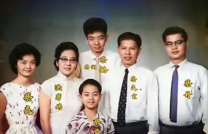 50年代 蔡澜与父母及哥哥妹妹们的一张珍贵留影，当年他们是加坡籍华人家庭，母亲是