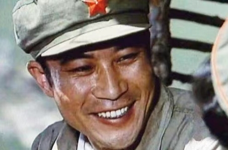 1980年，李雪健因出演林彪这一角色，斩获首届“梅花奖”，刘少奇夫人慰问剧团演员